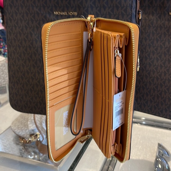 MICHAEL KORS
Leather Continental Wristlet Phone Case Wallet 
Sider
NWT - Picture 6 of 16